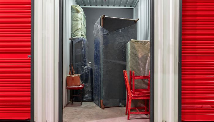 https://www.jtmeliamoving.com/wp-content/uploads/2024/11/JTMeliaMoving-348950-temporary-furniture-storage-imageB1.jpg