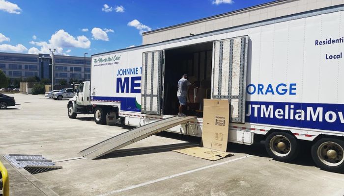Comparing Locally-Owned and Nationally Franchised Movers